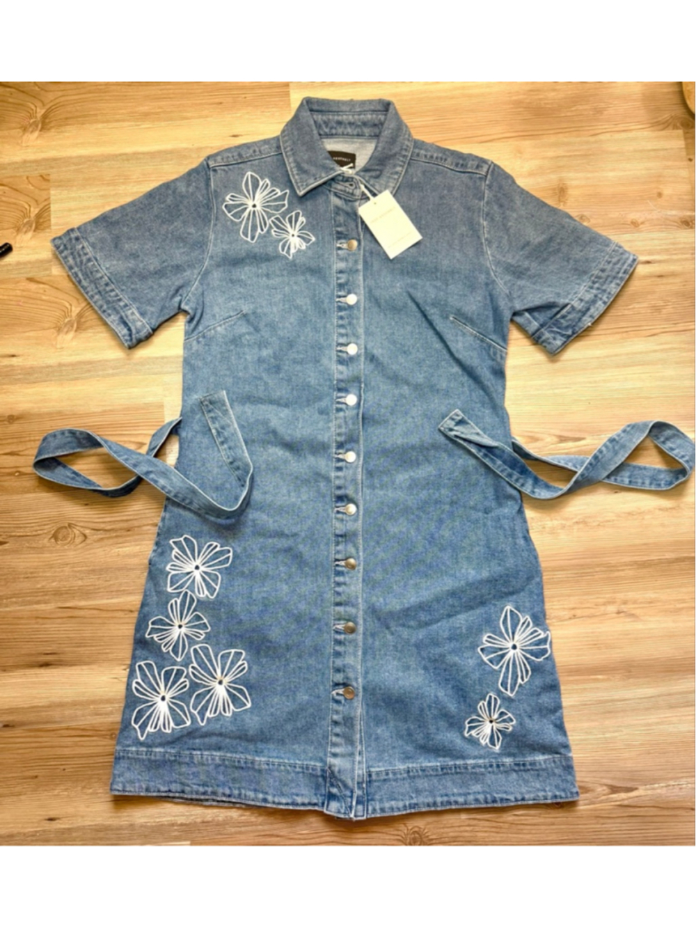 Free Assembly Jean dress embroidered flowers. - Picture 3 of 7